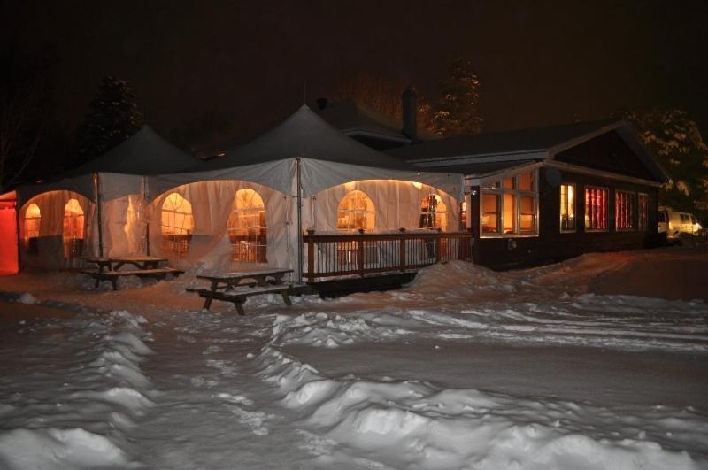 Red Umbrella Inn Minden Hills Exterior photo